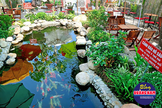 Không gian thoáng đãng của Koi Land Coffee.